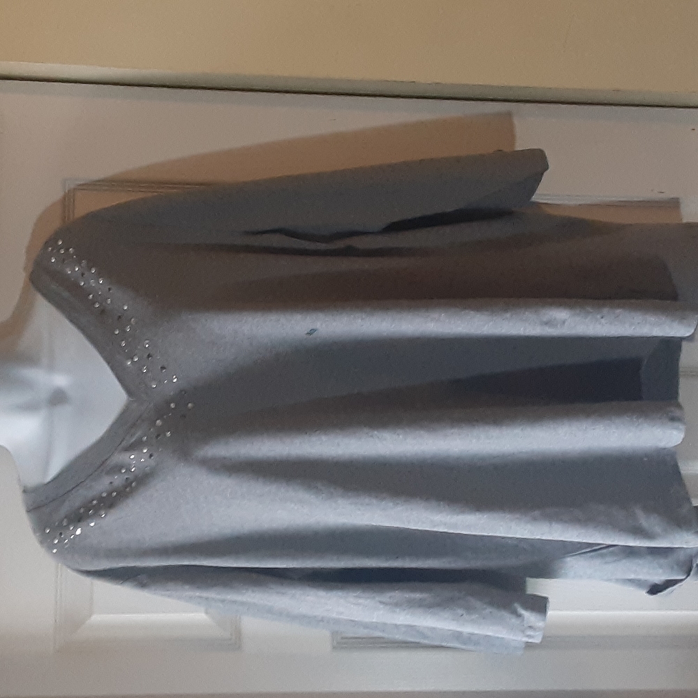 Chuns fashion gray top with decorative stones at neckline,  size 26/28